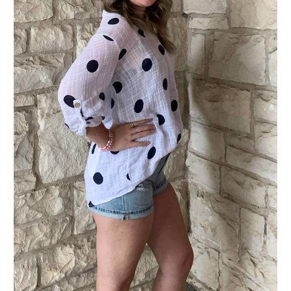 NEW LOOK MODE USA polka dot print v- neck top in white/navy - Picture 2 of 3